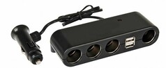 Schwarzer Mehrfachsteckadapter mit 4 Zigarettenanz�nderbuchsen und 2 USB-Ports, verbunden mit einem Zigarettenanz�nderstecker.