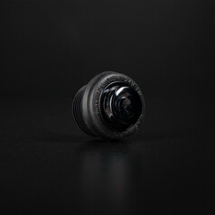 Schwarzes LED Positionslicht Freedom Black Raven mit dunkler Linse auf schwarzem Hintergrund.