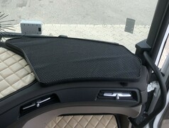 Schwarzer Beifahrertisch mit strukturierter Oberfl�che, im Innenraum eines DAF-LKWs �ber beiger Polsterung montiert.