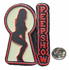 MT PIN Peepshow Anstecknadel. Schwarzes Schl�sseloch mit Frauensilhouette und rotem PEEPSHOW-Schriftzug. Leuchtet im Dunkeln.