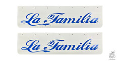 Ein Paar wei�e Schmutzf�nger mit blauer "La Familia" Beschriftung.
