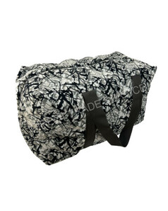 Gro�e Reisetasche aus D�nisch Pl�sch mit schwarz-wei�em, abstraktem Muster und dunklen Tragegriffen.