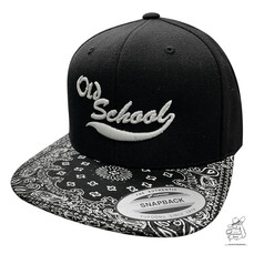 Schwarze Snapback Cap mit wei�er "Old School" Stickerei und schwarz-wei�em Ornamentmuster auf dem Schirm.