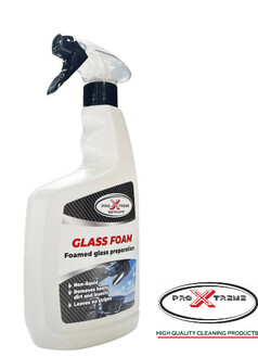 Wei�e Spr�hflasche Pro Xtreme Glasschaum mit schwarzem Spr�hkopf f�r streifenfreie Autofensterreinigung.