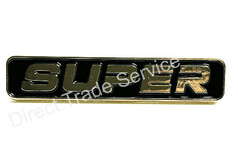 Gl�nzendes, rechteckiges SUPER-Emblem in Metalloptik auf schwarzem Grund.