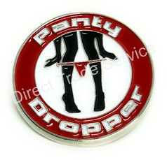 Runder DTS PIN mit silbernem Rand, rotem Ring und wei�em Zentrum. Zeigt schwarze Beine und eine rote Panty. Text: PANTY DROPPER.