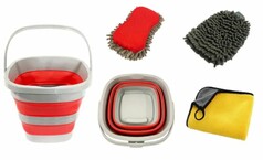 Komponenten des Autopflegesets: roter/grauer Falteimer, rotes Waschpad, grauer Waschhandschuh, gelbes Mikrofasertuch.