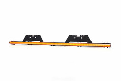 Schwarze Markierungsleiste mit Halterungen, leuchtend in orangefarbener Neon-Optik auf wei�em Hintergrund.