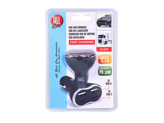 Schwarzes USB-KFZ-Ladeger�t mit zwei USB-A und zwei USB-C Anschl�ssen in Blisterverpackung.