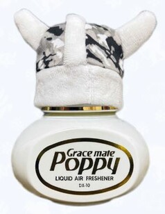 Wei�e Pl�sch M�tze im Wikinger-Stil mit grau-schwarzem Muster auf einem wei�en Poppy Lufterfrischer Flakon.