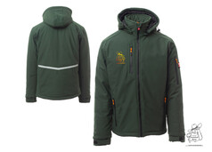 Dunkelgr�ne Herren-Softshelljacke mit Berg B�r Aufdruck, Vorder- und R�ckansicht mit Reflexstreifen.