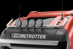 Glatter Aluminium-Dachlampenb�gel "Top-Bar" mit Fernscheinwerfern auf rotem Volvo FH4+5.