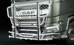 Silberner Trux Frontschutzb�gel "Highway" aus Aluminium mit Gitterdesign und Beleuchtung am DAF LKW.