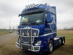 Blauer Actros LKW mit silbernem Trux Frontschutzb�gel "Highway" aus Aluminium und Zusatzscheinwerfern.