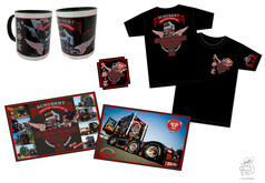 Schwarzes AST Fanpaket mit T-Shirt, Tasse, Aufkleber und Plakaten. Alle Artikel zeigen LKW-Motive und Gedenk-Schriftz�ge.