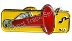 Goldener DTS PIN T�rkenhorn mit rotem Horn auf gelbem Hintergrund und schwarzen Noten.