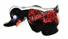 Schwarzer Rubber Duck Pin im Pl�sch-Stil mit rotem Muster, blauem Auge und orangefarbenem Schnabel.