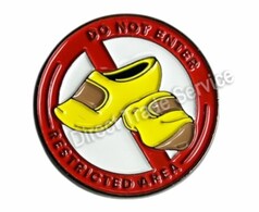 Runder DTS Pin mit rotem Verbotszeichen und gelben Holzschuhen. Aufschrift: DO NOT ENTER RESTRICTED AREA.