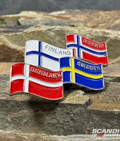 Mehrere bunte Scandi Pin Flaggen aus Metall: Finnland, D�nemark, Norwegen, Schweden auf Stein.