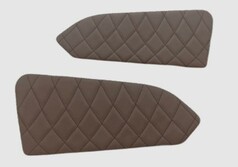 Ein Paar gesteppte T�rverkleidungen in braun mit Steppvariante 02.