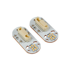 Mehrere bernsteinfarbene Tagfahrlicht-Ersatzplatinen mit Elektronikbauteilen und Steckern.