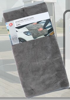 Graues, gefaltetes All Ride Microfaser Trockentuch XXL in der Verpackung. Auf der Banderole ist ein Auto mit dem Tuch abgebildet.