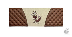 3-teilige Bettunterseite aus braunem Kunstleder mit Kn�pfen und heller Mitte mit Enten-Stickerei.