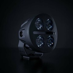 Strands LED-Fahrlicht "NUUK MC 3", rund und schwarz, mit vier Leuchtfeldern und gelb-wei�em Positionslicht.