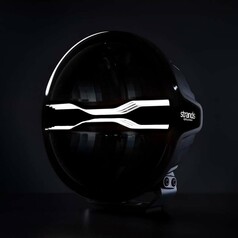 Strands Dragon Drive 9 Fernscheinwerfer, schwarz, mit markanten, leuchtenden Positionslichtern und Logo.