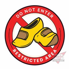 Runder Aufkleber mit rotem Verbotsschild, das gelbe Holzschuhe (Clogs) durchstreicht. Text: DO NOT ENTER RESTRICTED AREA.