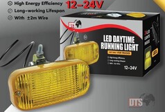 Gelbe DTS LED Tagfahrleuchten vom Typ Schwedenleuchte mit Montage und Kabeln. Die Leuchten haben geriffelte Gl�ser.