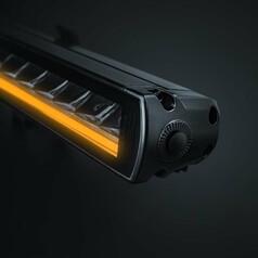 Schwarzer Strands Lichtbalken SIBERIA XPA 32 mit leuchtendem orangefarbenem Positionslicht.