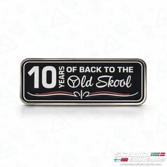 Scandi Pin 10 Years Back to the Oldskool, schwarzer Pin mit silbernem Rand.
