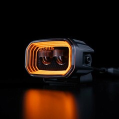 Strands FOR9T Arbeitsleuchte mit blendfreier Funktion und markanter orangefarbener Umrandung.