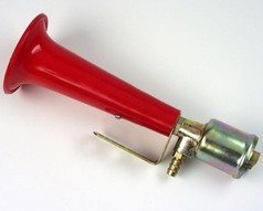 Rotes T�rkenhorn mit gl�nzendem Metallventil auf wei�em Hintergrund.