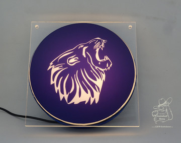 Schild innen mit b�sem L�wen mit USB Stecker