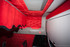 Roter LKW-Innenraum mit gesteppter Deckenverkleidung und Alkantara-Art Bord�re mit schwarzer Wellenkante.