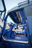 Blauer LKW-Innenraum mit blauer Rundumgardine und ge�ffneter T�r.
