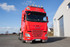 Roter DAF LKW mit gl�nzender Low Bar und Dachb�gel aus Metall, beide mit integrierten LED-Lampen.
