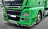 Gr�ner MAN TGX LKW mit gl�nzenden Eckrohren an der Frontsch�rze, mit wei�en und orangen LEDs.