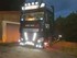 Schwarzer DAF LKW mit montierten Eckrohren, leuchtenden wei�en LEDs vorne und orangen LEDs seitlich.