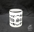 Wei�e Tasse mit schwarzem "Old Skool" Schriftzug und schwarzem Rand.