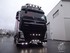 Schwarzer Volvo FH LKW mit gl�nzenden Eckrohren an der Sto�stange, die helle wei�e LEDs zeigen.