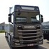 Grauer Scania LKW mit einem wei�en, unbeschrifteten Transparent Leuchtschild �ber der Windschutzscheibe.