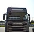 Frontansicht eines grauen Scania LKW mit dem flachen, wei�en Transparent �ber der Windschutzscheibe.