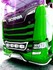 Gl�nzendes Numberplate-Anbauteil mit LED-Leuchten an der Front eines gr�nen Scania LKW mit tiefer Sto�stange.