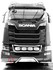 Frontansicht eines Scania LKW mit montiertem gl�nzenden Numberplate und LEDs. Abschlepp�se unter der Falz.