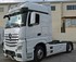 Anbaubeispiel: Wei�er Mercedes-Benz Actros LKW mit gl�nzendem Frontb�gel.