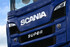 Frontansicht eines blauen Scania New Generation LKWs mit K�hlergrill, Scheinwerfern, Scania- und Super-Logo.