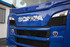 Frontansicht eines blauen Scania New Generation LKWs mit SCANIA Schriftzug, passend f�r GFK Scheibenblende.